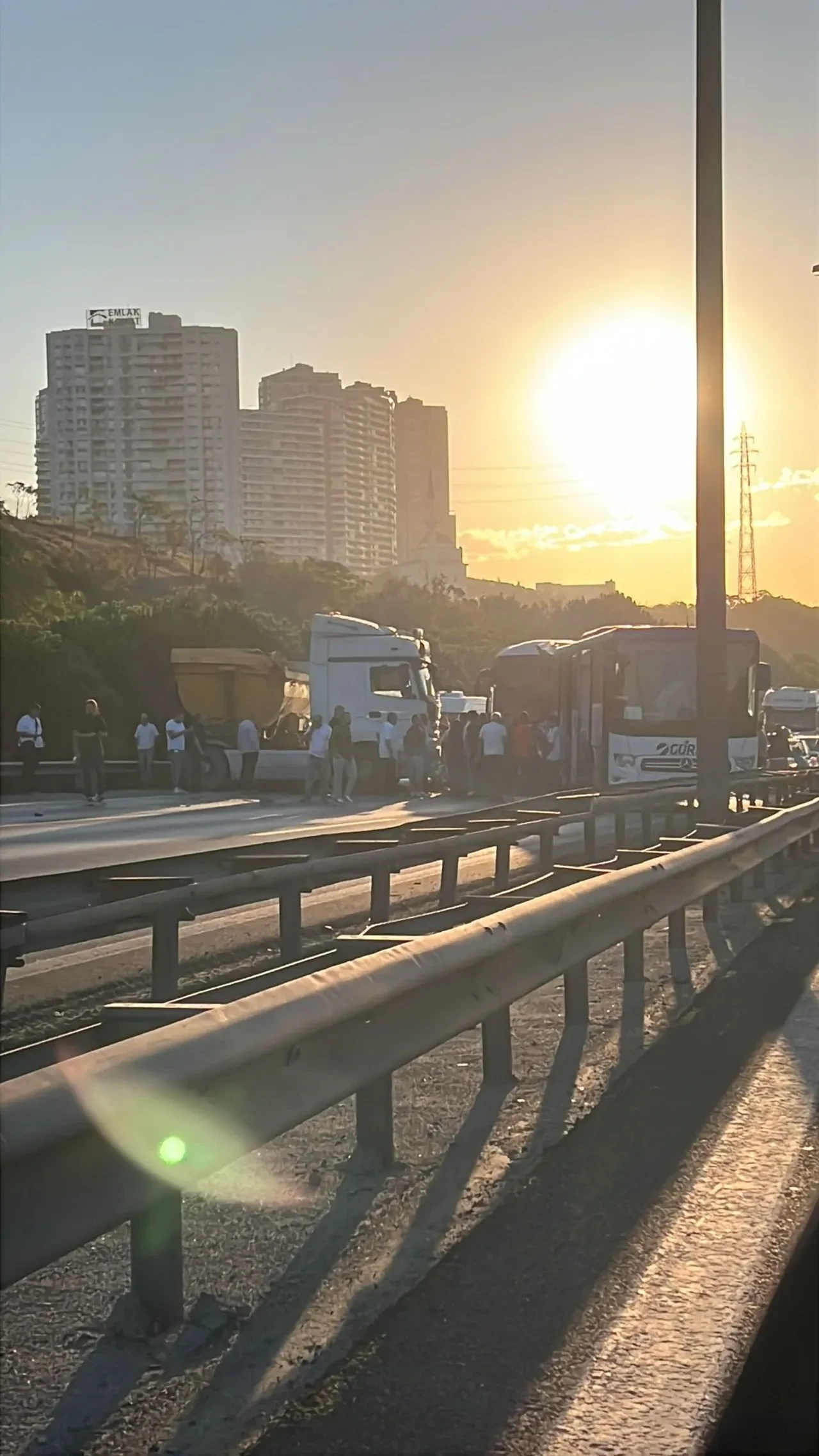TEM Otoyolu'nda feci kaza! Trafik durdu: Ölü ve yaralılar var 