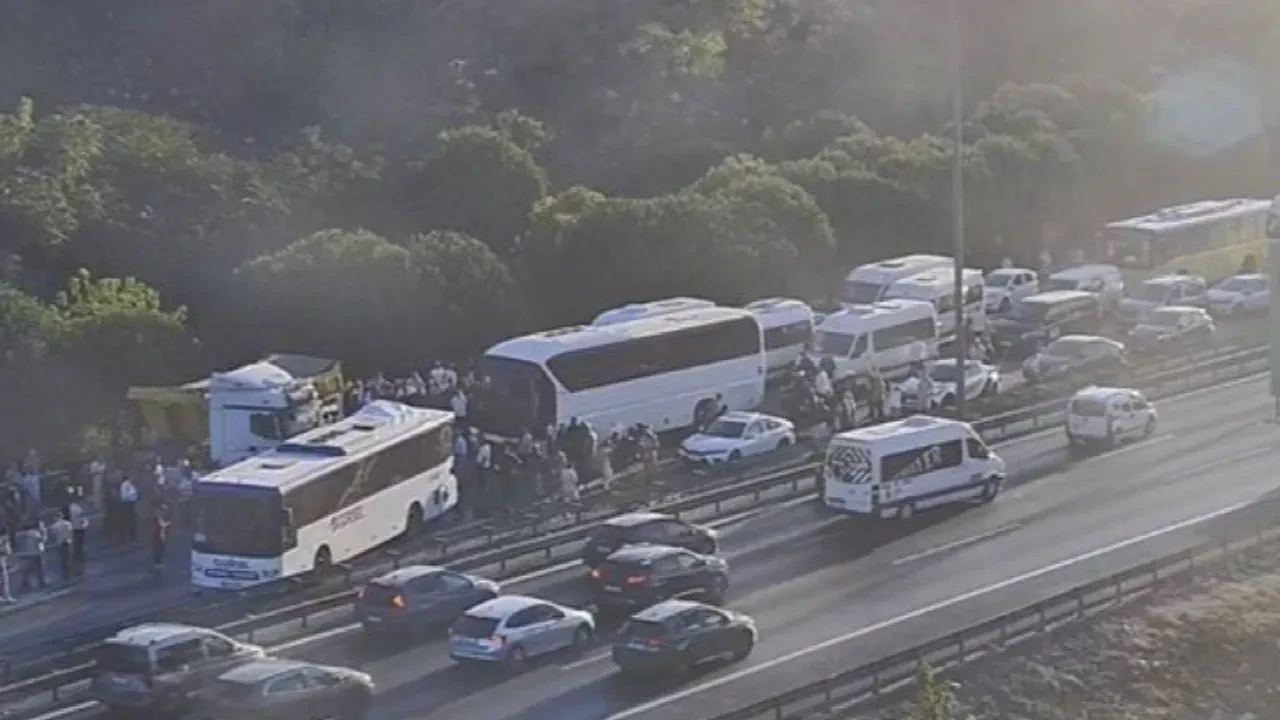 TEM Otoyolu'nda feci kaza! Trafik durdu: Yaralılar var 