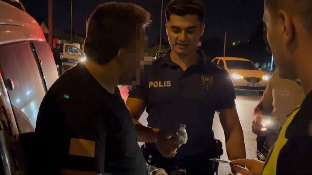 Uyuşturucuyu camdan atıp kaçacağını sandı! 