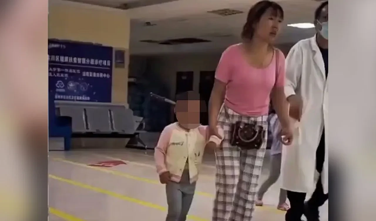 Başına 15 santimlik bıçak saplanan küçük kızı annesi yürüyerek hastaneye getirdi