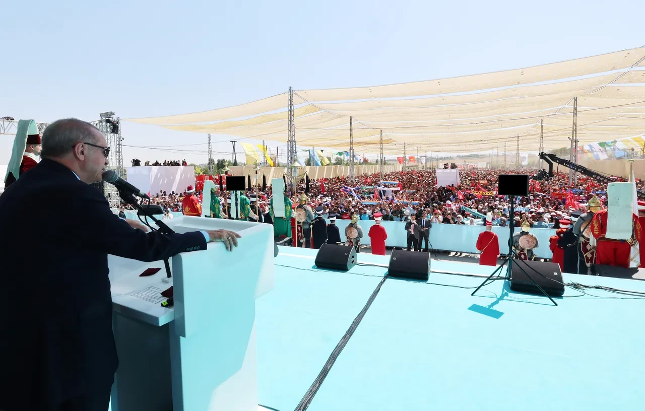 Cumhurbaşkanı Erdoğan'dan Malazgirt'te net mesaj! 'Yönünü Ankara ve Şam'a dönenler kazanacak'  