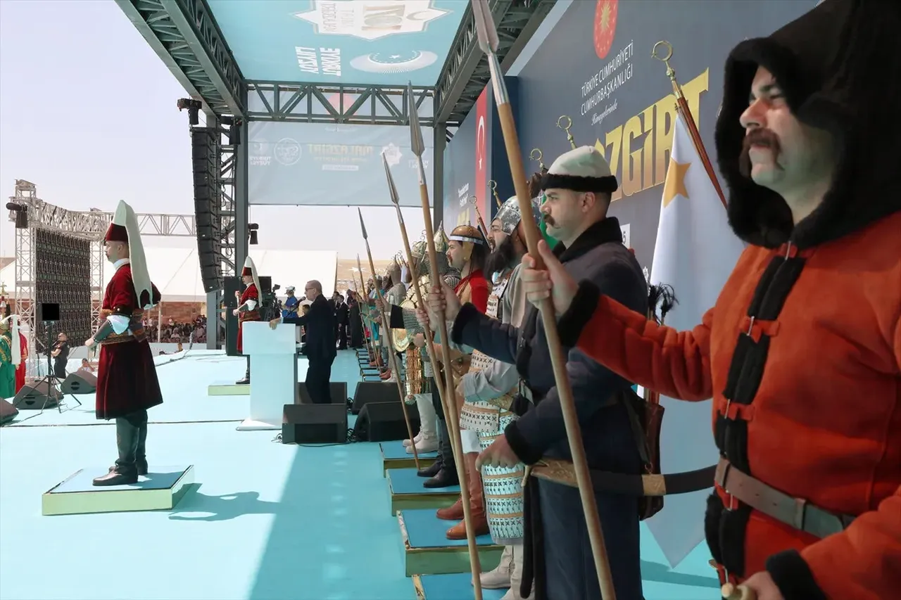 Cumhurbaşkanı Erdoğan'dan Malazgirt'te net mesaj! 'Yönünü Ankara ve Şam'a dönenler kazanacak'  