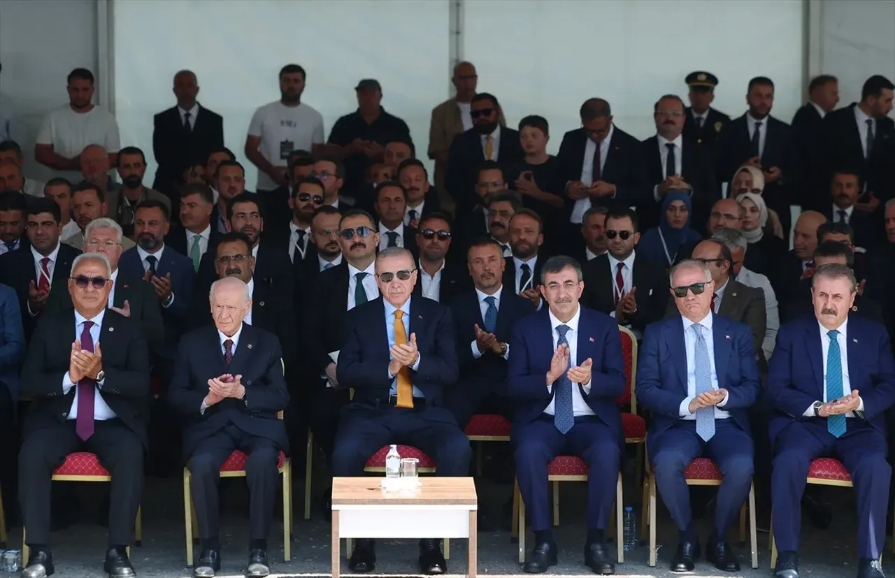 Cumhurbaşkanı Erdoğan'dan Malazgirt'te net mesaj! 'Yönünü Ankara ve Şam'a dönenler kazanacak'  