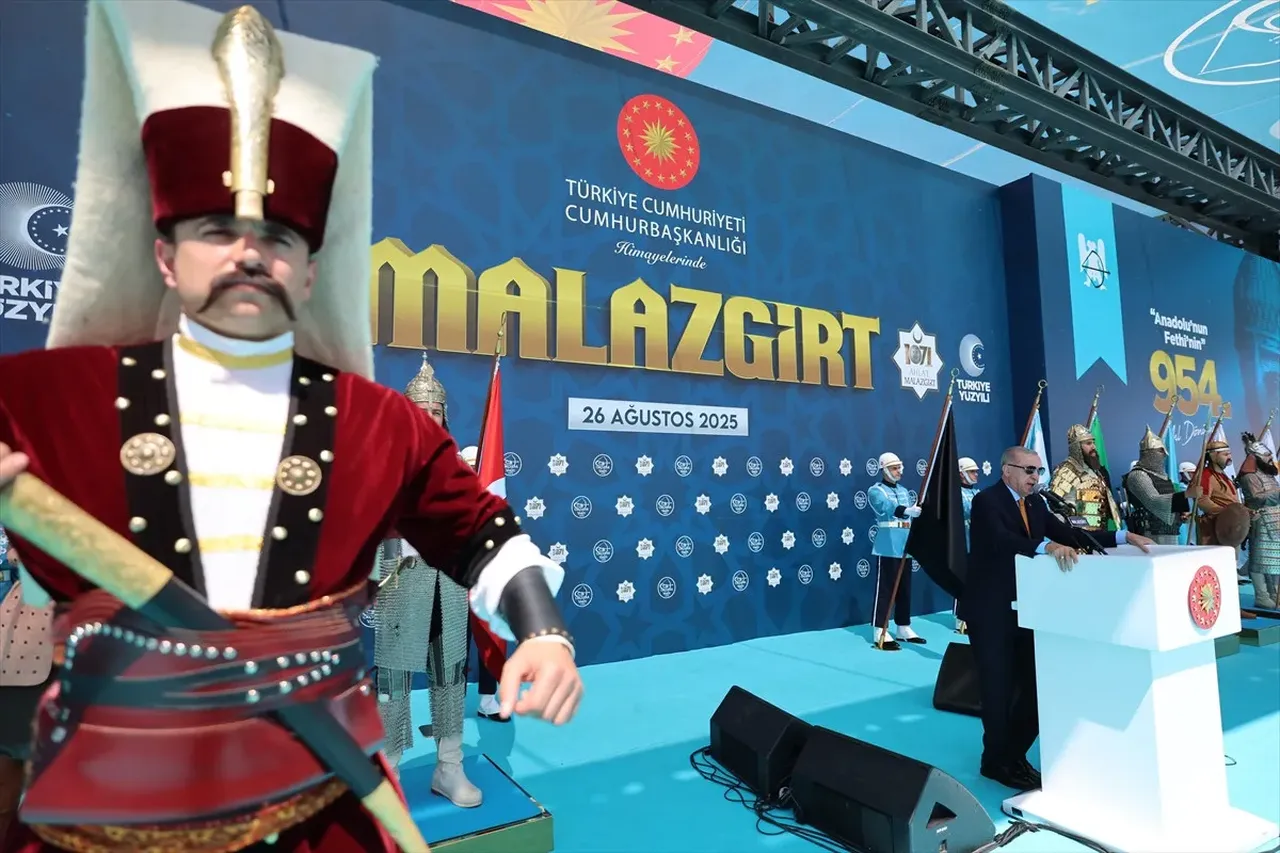 Cumhurbaşkanı Erdoğan'dan Malazgirt'te net mesaj! 'Yönünü Ankara ve Şam'a dönenler kazanacak'  