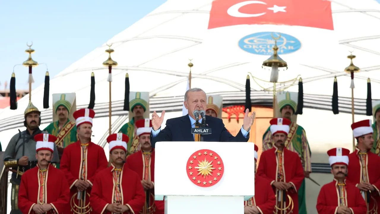 Cumhurbaşkanı Erdoğan'dan Malazgirt'te net mesaj! 'Yönünü Ankara ve Şam'a dönenler kazanacak'  