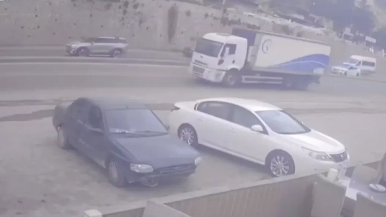 Faciadan dönüldü: Freni patlayan tır iş yerine böyle daldı