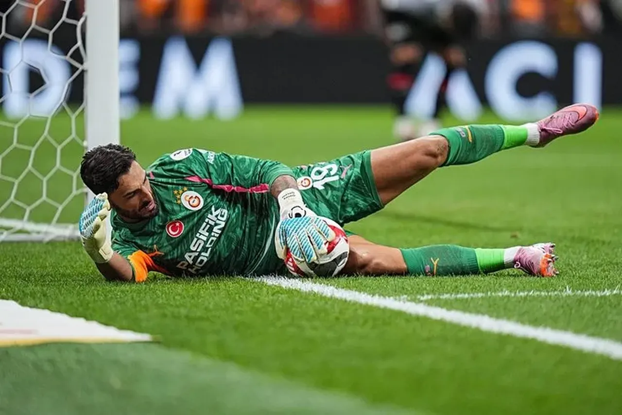 Galatasaray'a yeni kaleci bombası! Sağ gösterip sol vurdu