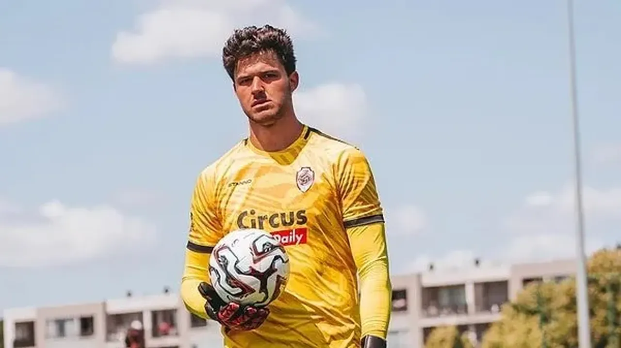 Galatasaray'a yeni kaleci bombası! Sağ gösterip sol vurdu