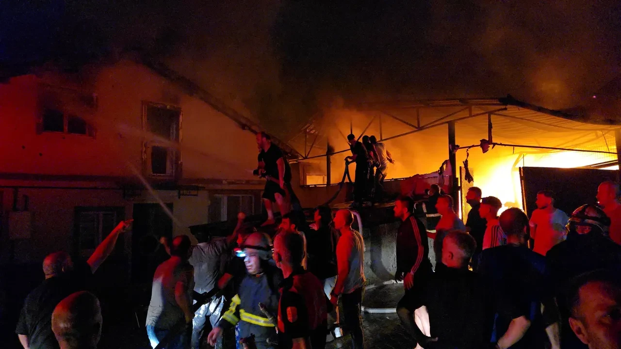 Halı yıkamacı yangını evlere sıçradı! İtfaiye eri de hastanelik oldu