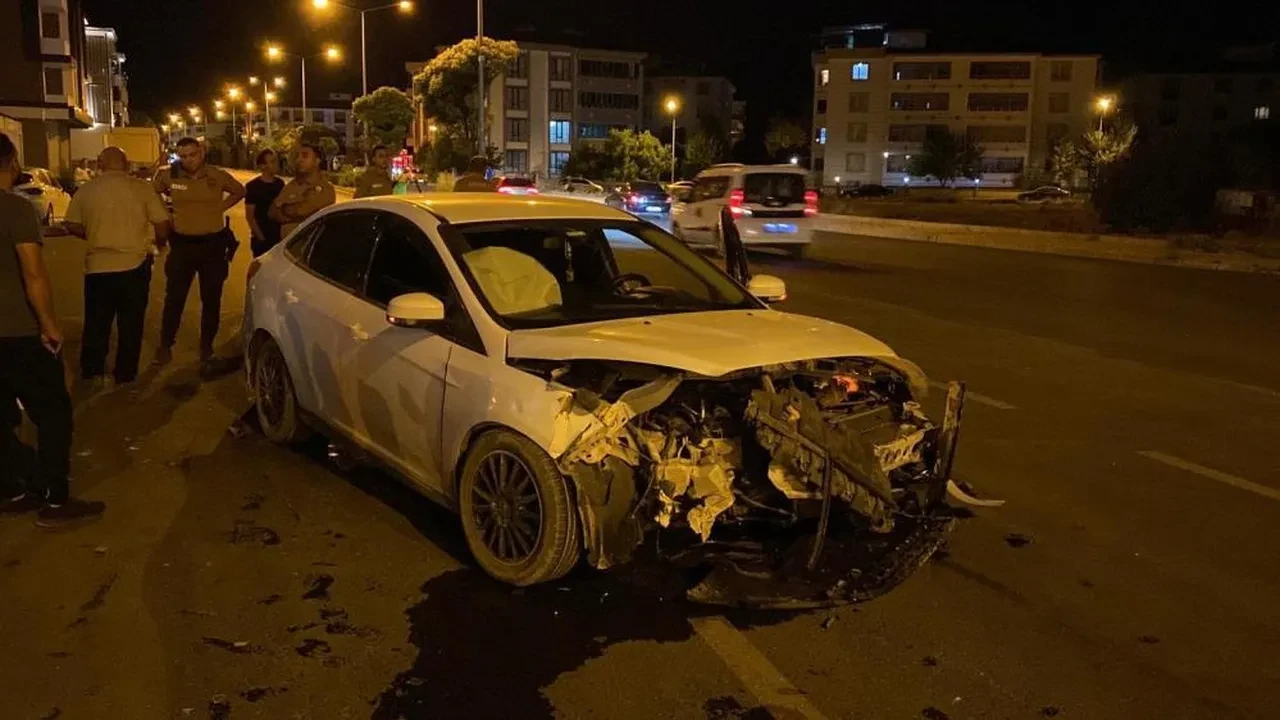 İki otomobil ve bir kamyonet çarpıştı: 4 yaralı