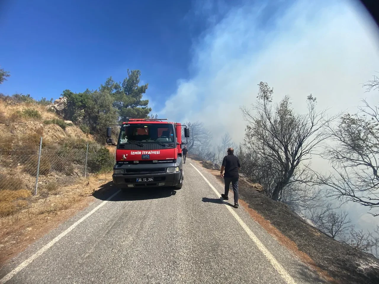 İzmir Seferihisar yangın son dakika söndürüldü mü? Ormanlık alandan dumanlar yükseliyor
