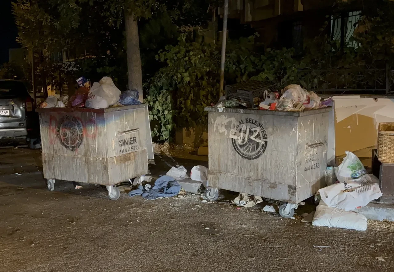 Kartal'da konteynerler doldu taştı! Maaşını alamayan işçiler çöp toplamadı