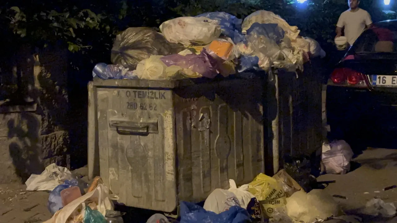 Kartal'da konteynerler doldu taştı! Maaşını alamayan işçiler çöp toplamadı