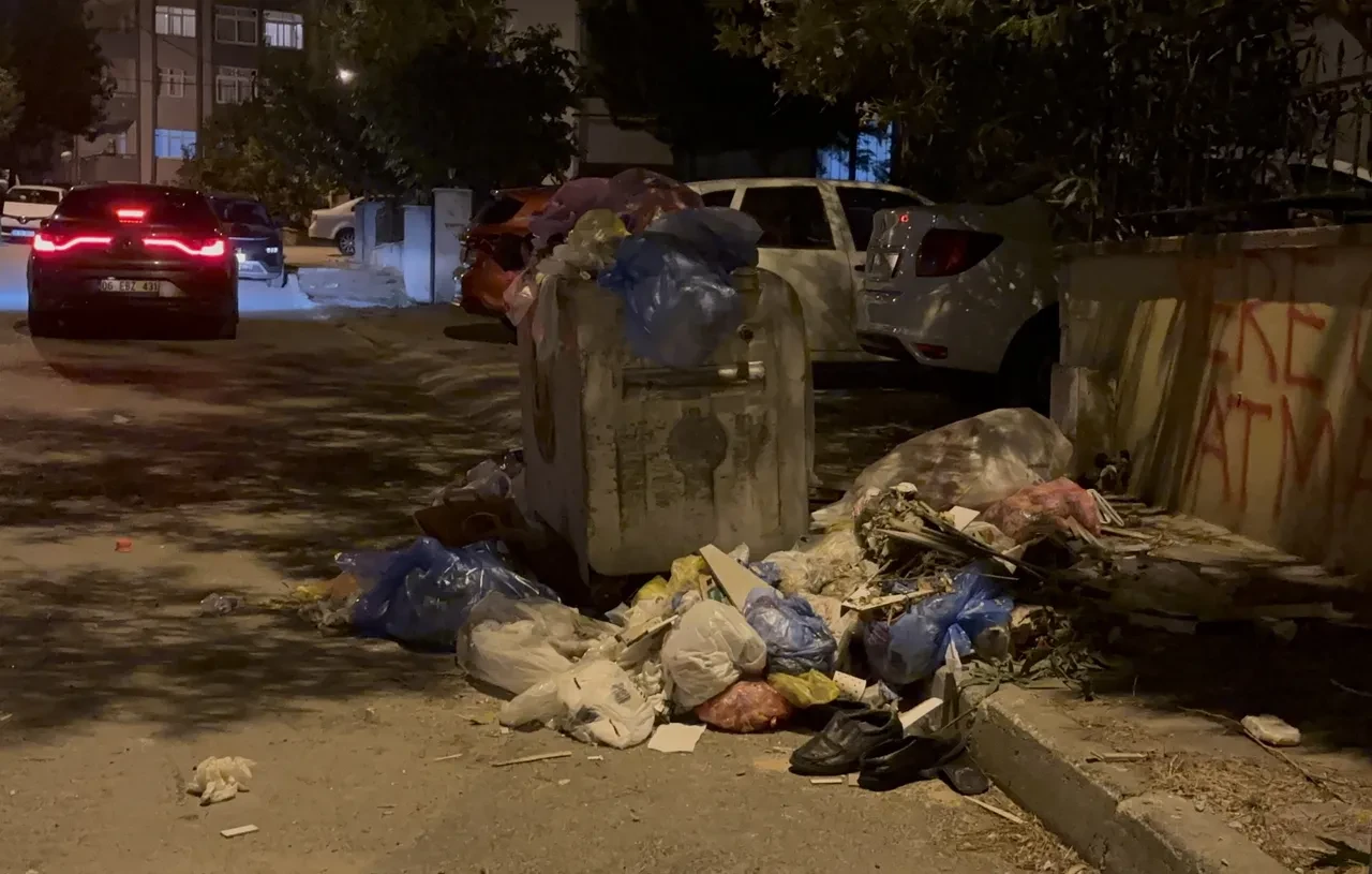 Kartal'da konteynerler doldu taştı! Maaşını alamayan işçiler çöp toplamadı