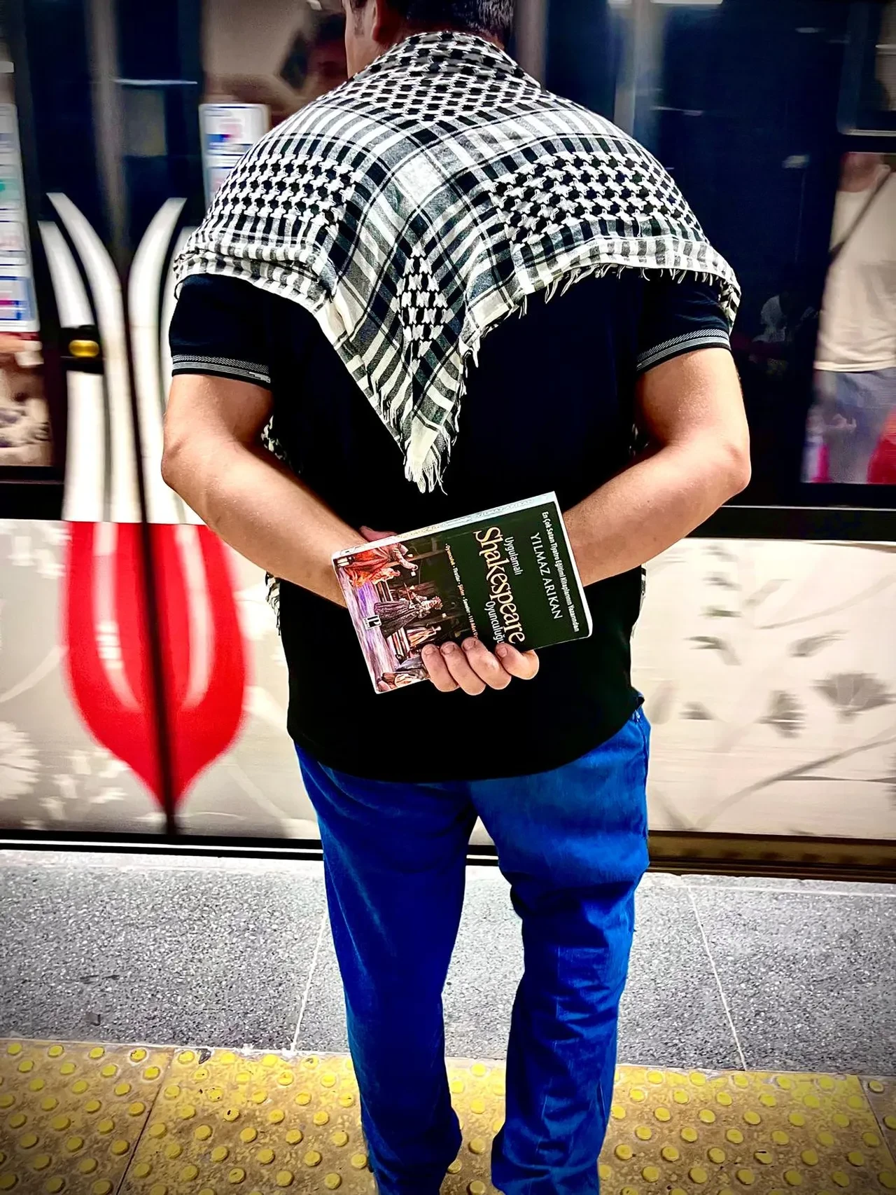 Kefiye ile Shakespeare arasında...