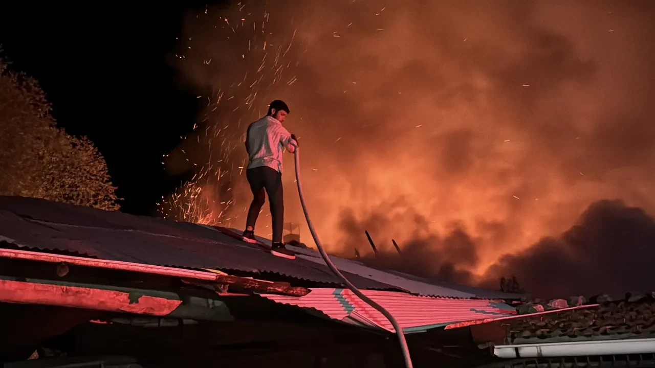 Kütahya'da alevler bir anda büyüdü! 2 ev, samanlık ve ahırlar küle döndü