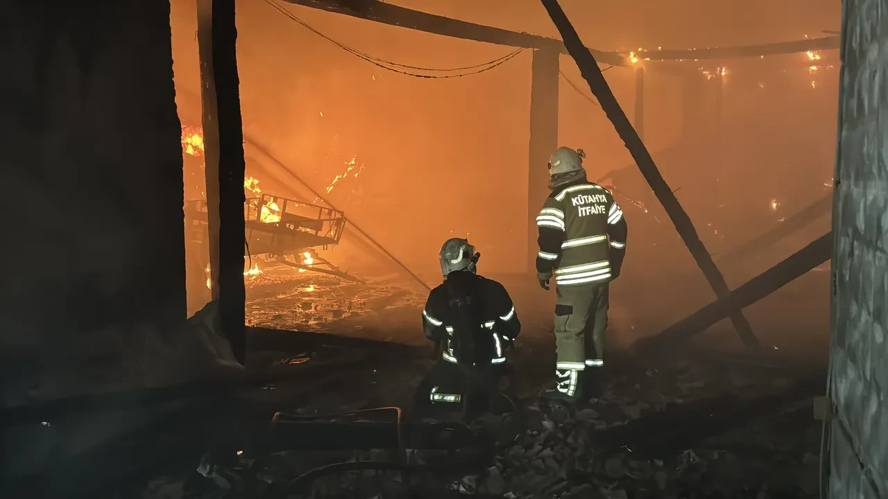 Kütahya'da alevler bir anda büyüdü! 2 ev, samanlık ve ahırlar küle döndü