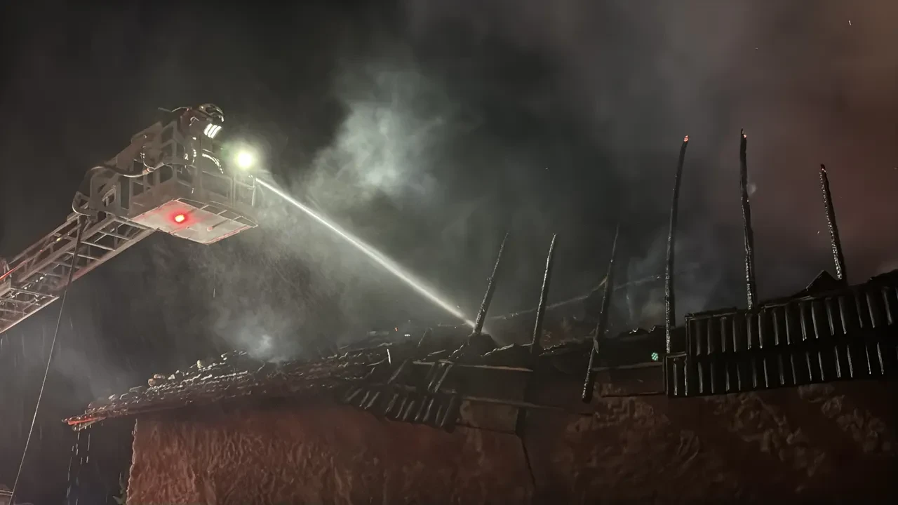 Kütahya'da alevler bir anda büyüdü! 2 ev, samanlık ve ahırlar küle döndü