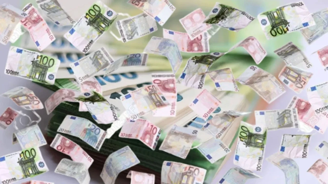 Mağazada binlerce lira parayı yere saçtı, herkes şoke oldu