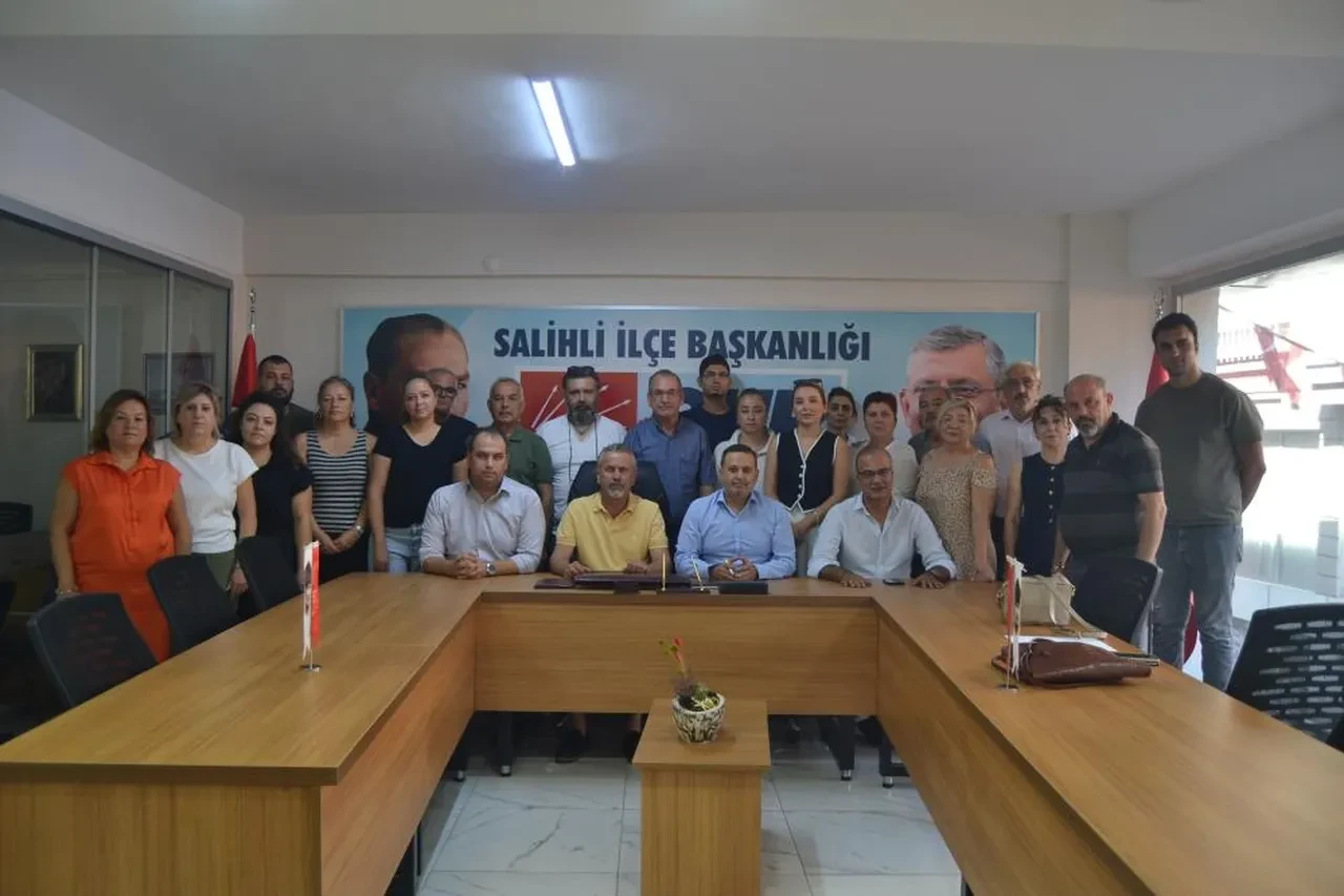 Özgür Özel'e memleketinde şok! İlçe Başkanı istifa etti: Tehditlerle sağlıksız ortam oluştu