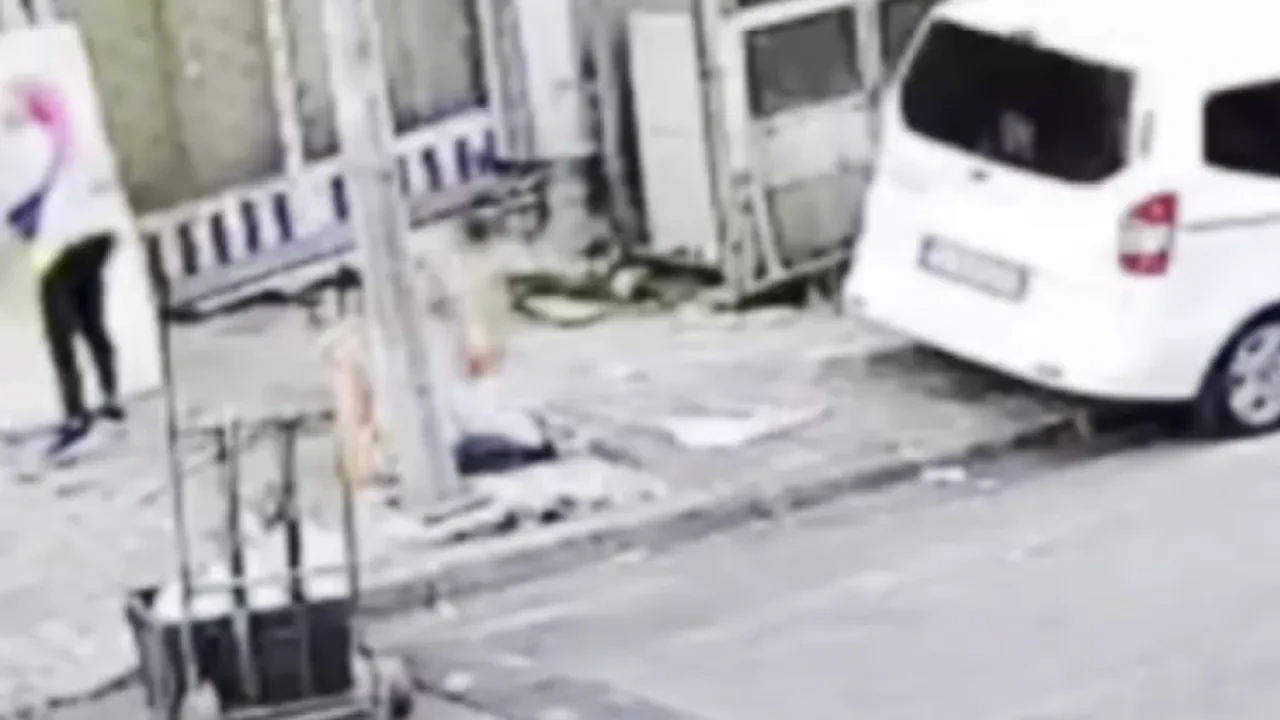 Yürekleri ağza getiren görüntü! Küçük çocuğun balkondan düşme anı kamerada