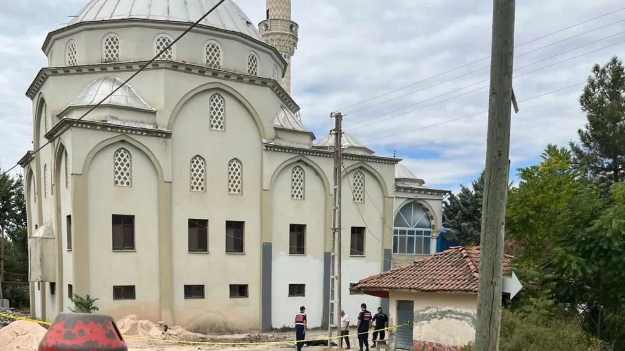 20 metre yükseklikteki cami kubbesinden düşen 57 yaşındaki şahıs hayatını kaybetti!