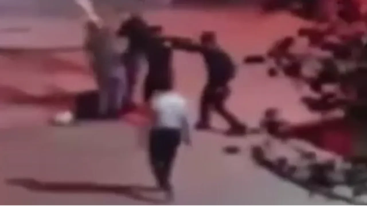 7 kişilik grup tek adama karşı! Bayıltana kadar dövdüler