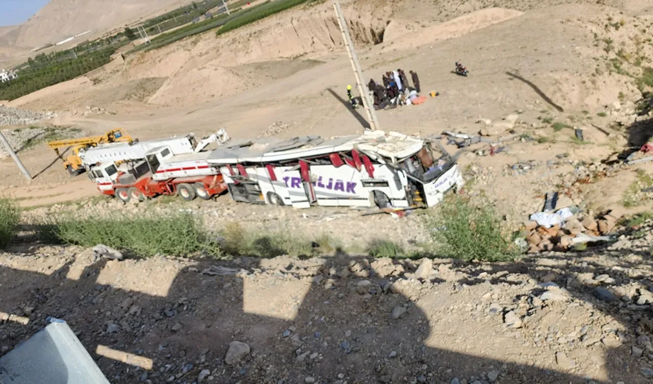 Afganistan'da feci kaza! Devrilen otobüsteki onlarca kişi öldü