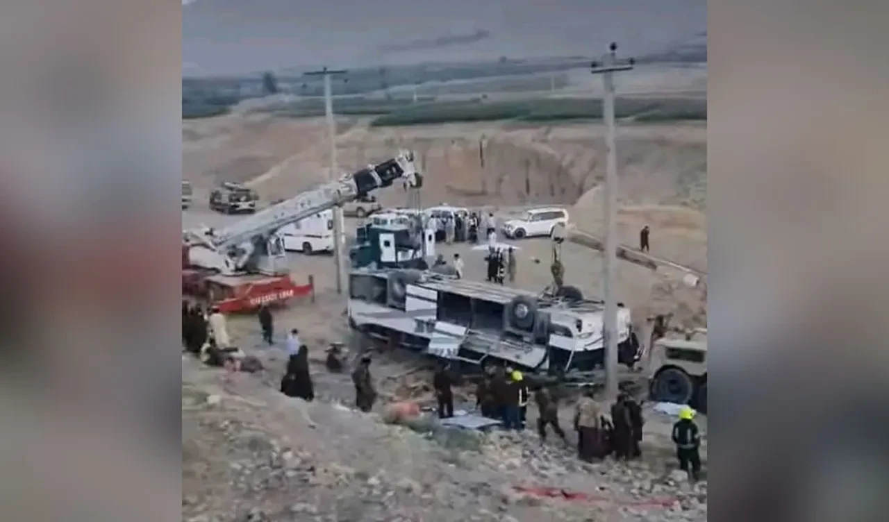Afganistan'da feci kaza! Devrilen otobüsteki onlarca kişi öldü