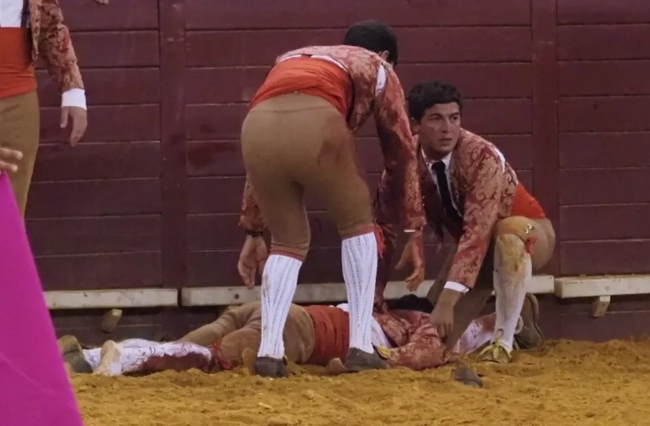 Arenadaki dehşet kamerada! Boğa 22 yaşındaki genç matadoru öldürdü
