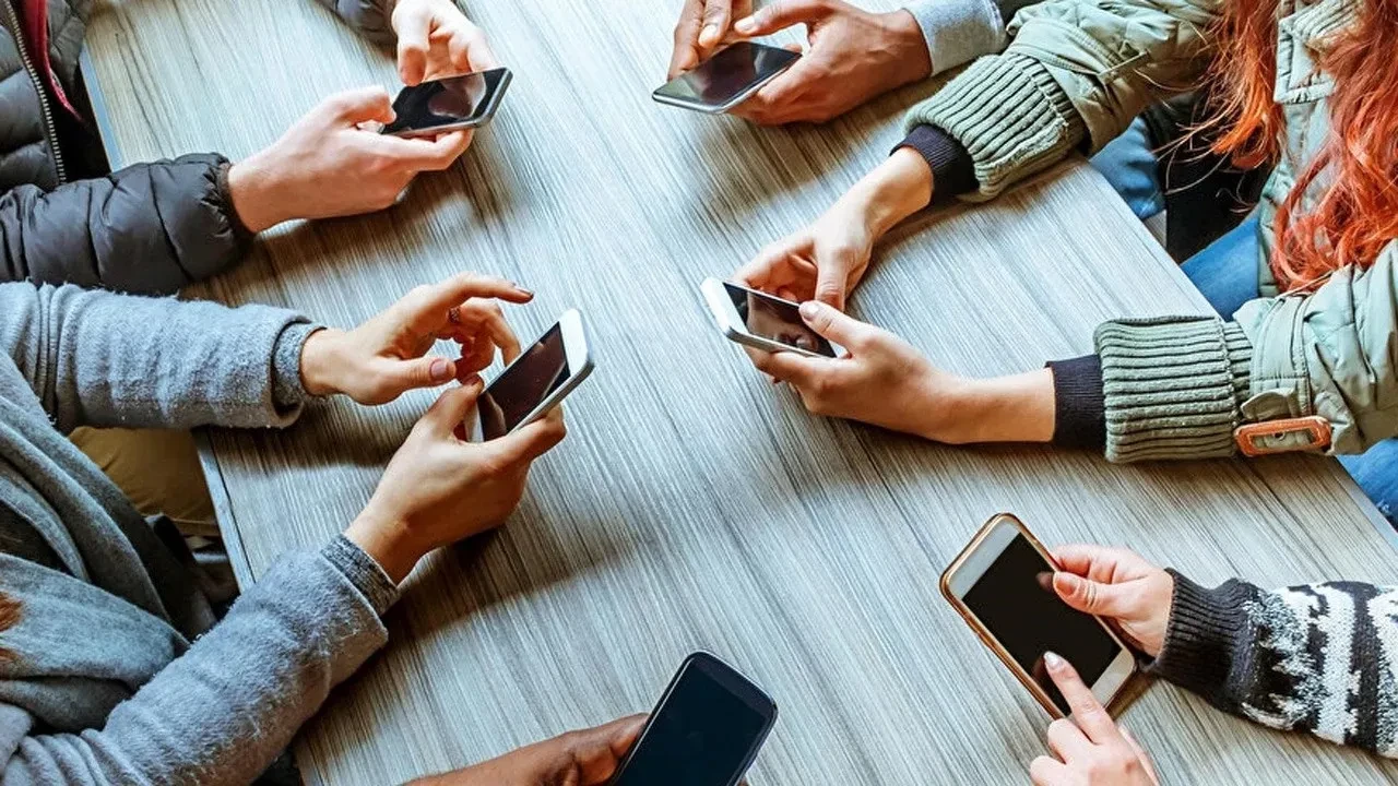 Asya ülkesinde sosyal medya bağımlılığına sınır: Telefonlar artık okullara giremeyecek
