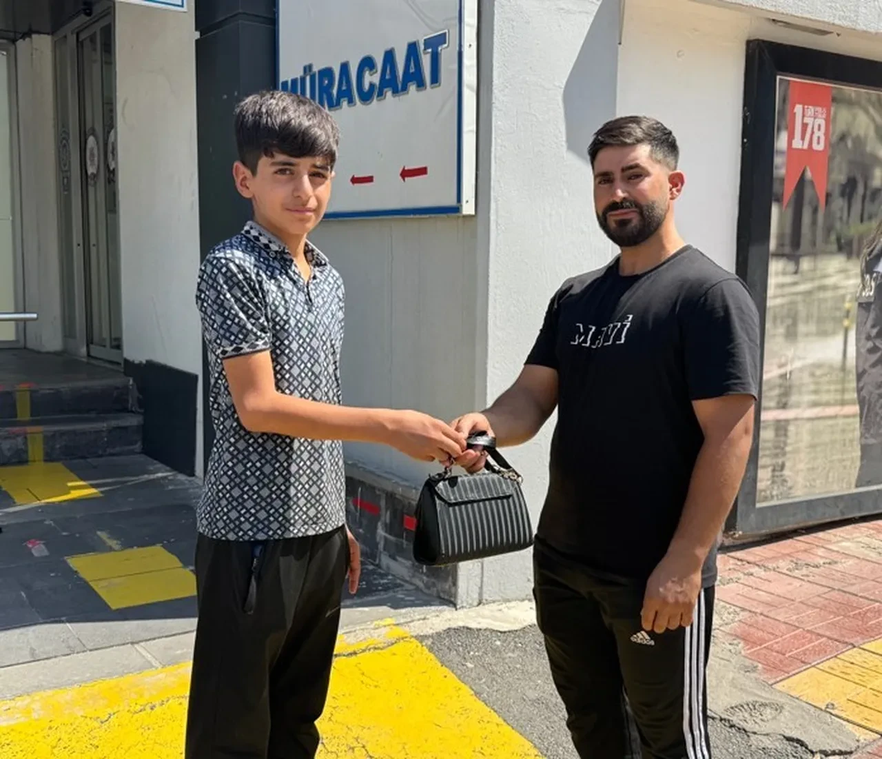 Çöplerin arasında servet buldu! Küçük Ömer'den alkışlanacak hareket 