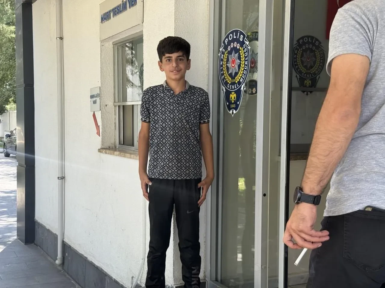 Çöplerin arasında servet buldu! Küçük Ömer'den alkışlanacak hareket 