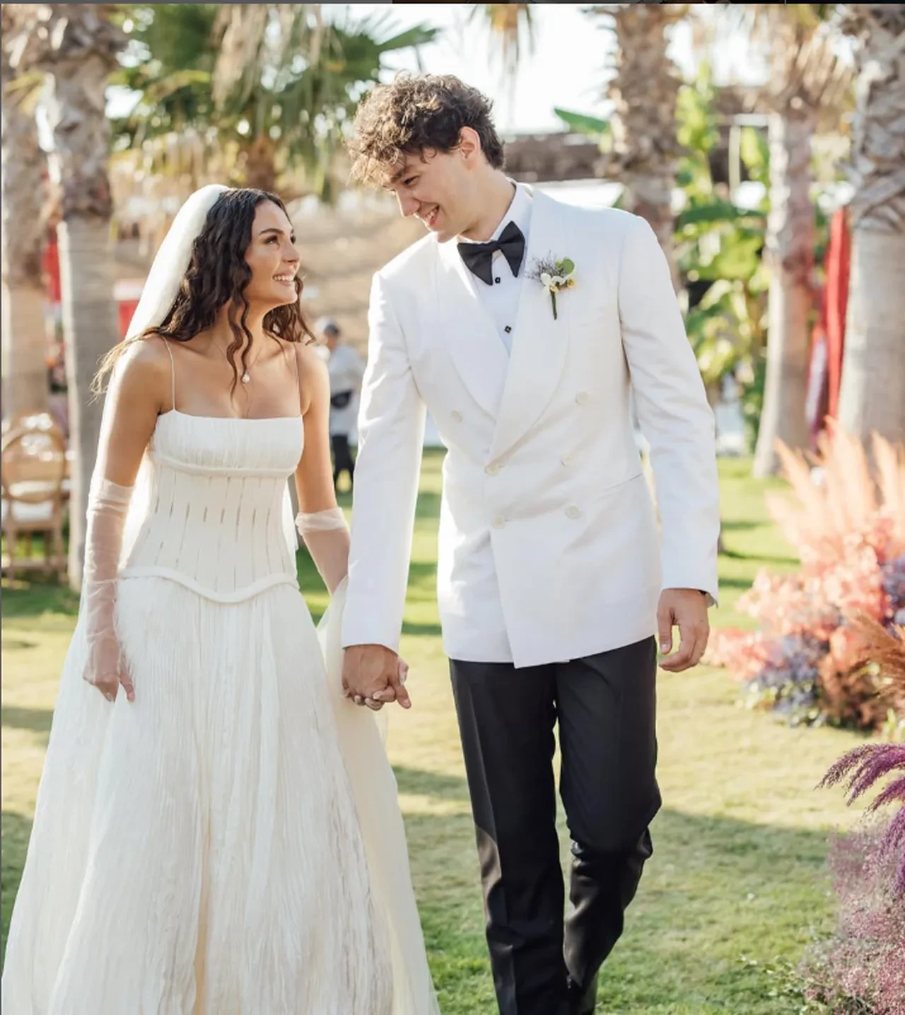 Ebru Şahin imaj değişikliğine gitti! Yeni saç rengini sosyal medyadan paylaştı 