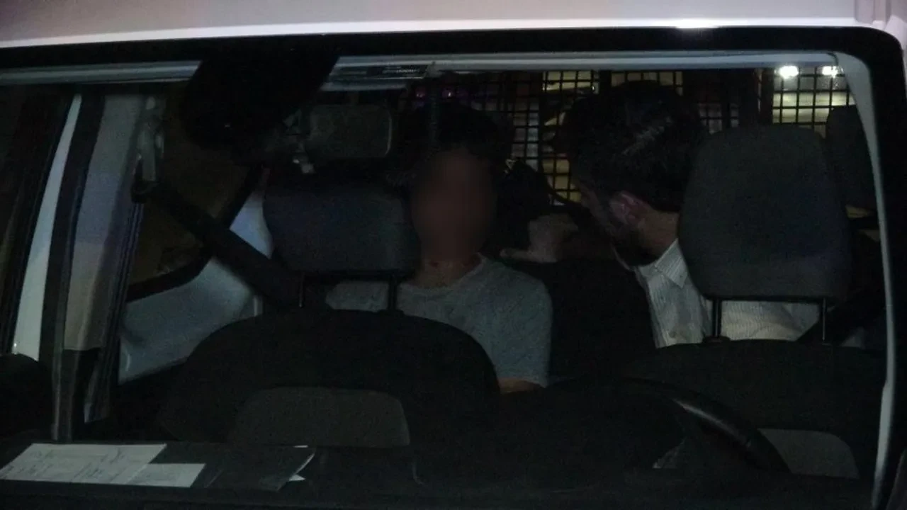 Evde dehşet: 12 yaşındaki çocuk annesine şiddet uygulayan babasını bıçakladı