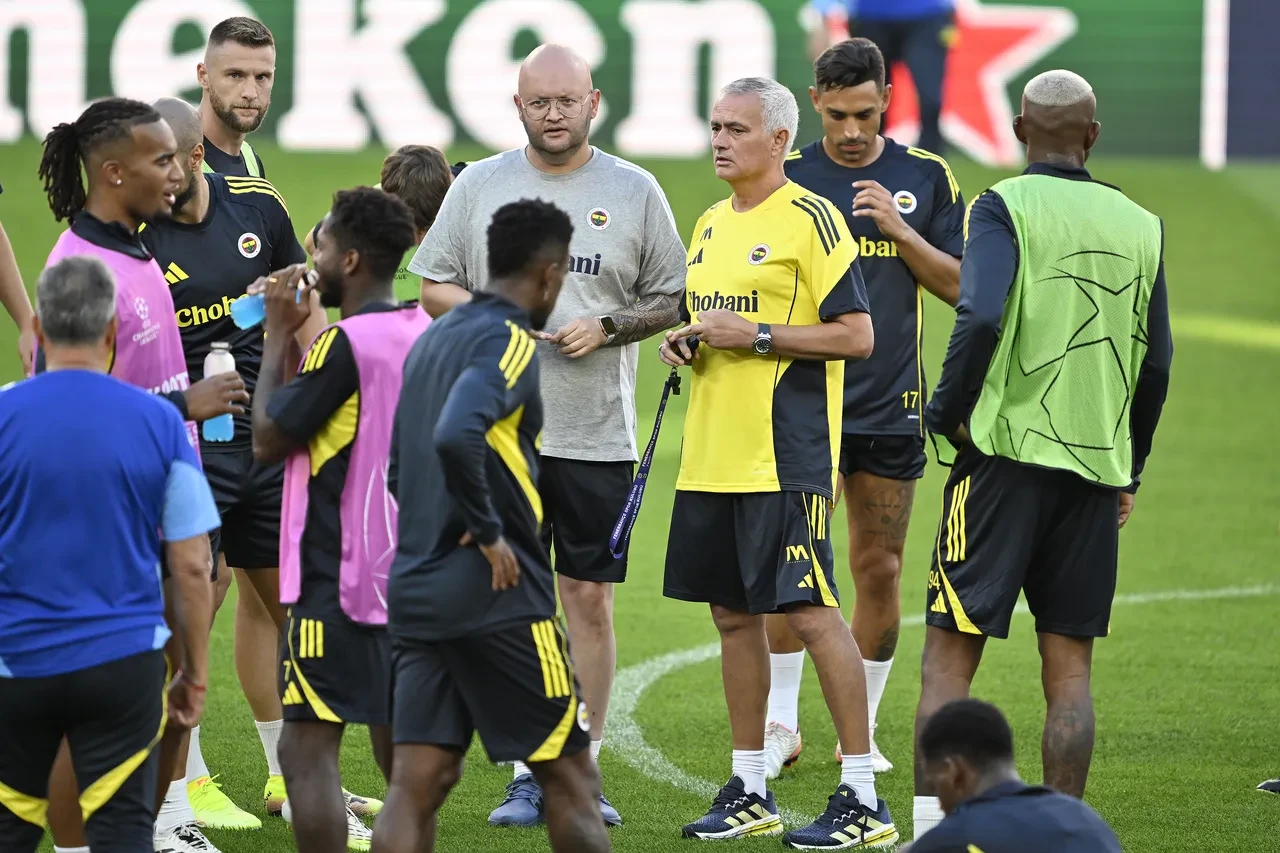 Fenerbahçe yönetiminden Mourinho'ya sansür! Transfer eleştirileri kesildi