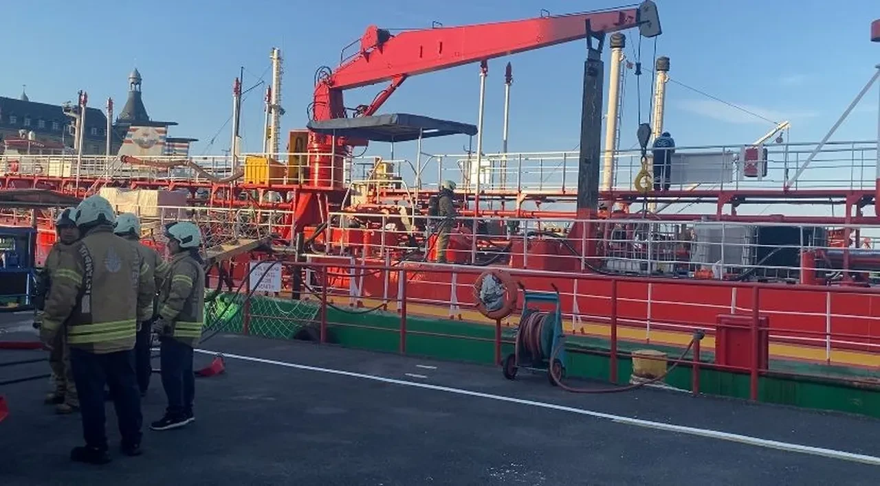 Haydarpaşa Limanı'nda yakıt ikmal gemisinde yangın! Bir kişi yaralandı 