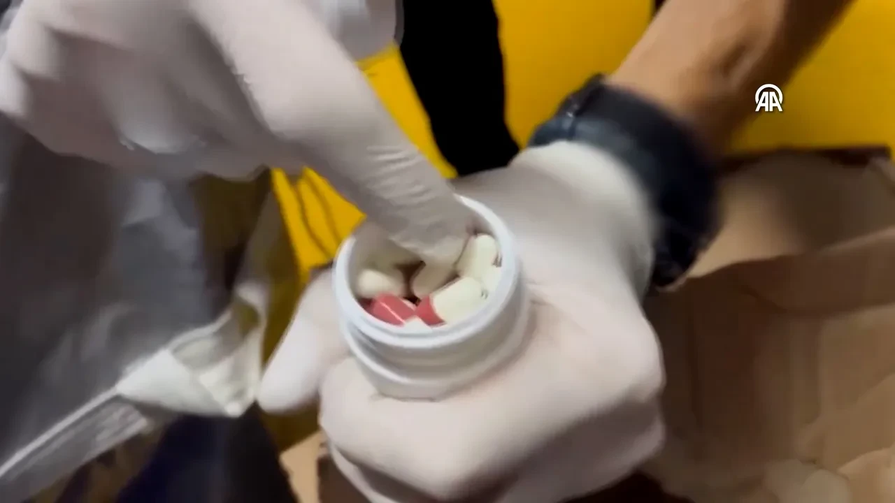 İstanbul'da zehir tacirlerine operasyon! 750 bin hap ele geçirildi