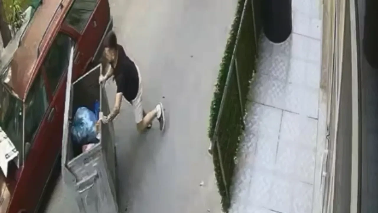Kahraman gibi refleks! Araçlara sürüklenen konteyneri koşarak yakaladı