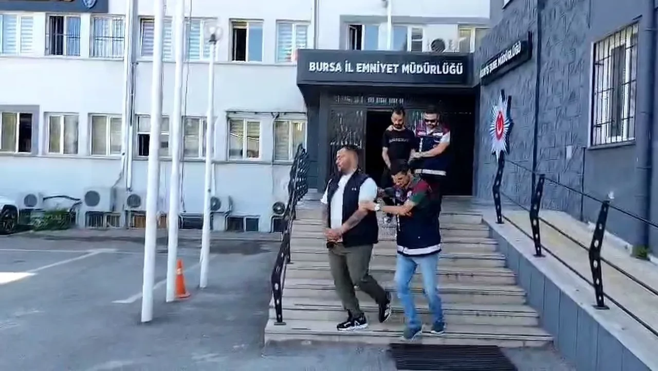 Kendilerini komiser olarak tanıtıp, 5 milyon TL'lik vurgun yaptılar!  