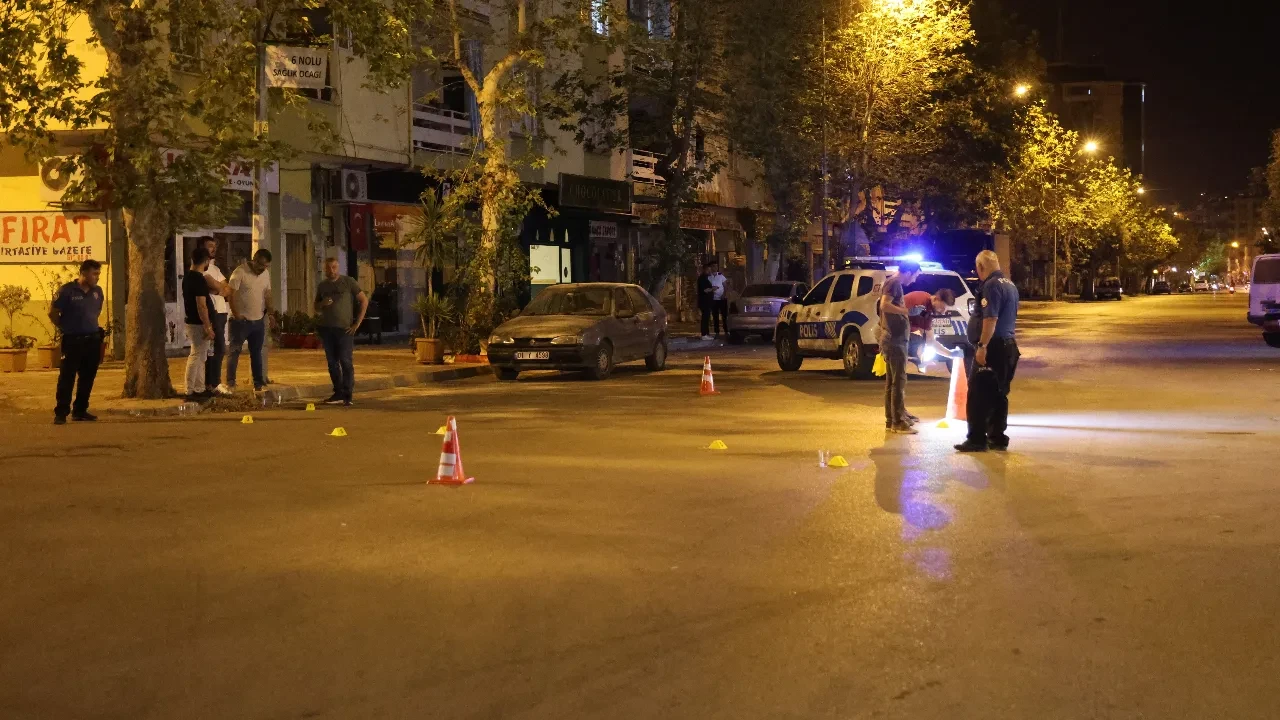 Sokak ortasında dehşet saçtılar! Polis yoldan boş kovan topladı 
