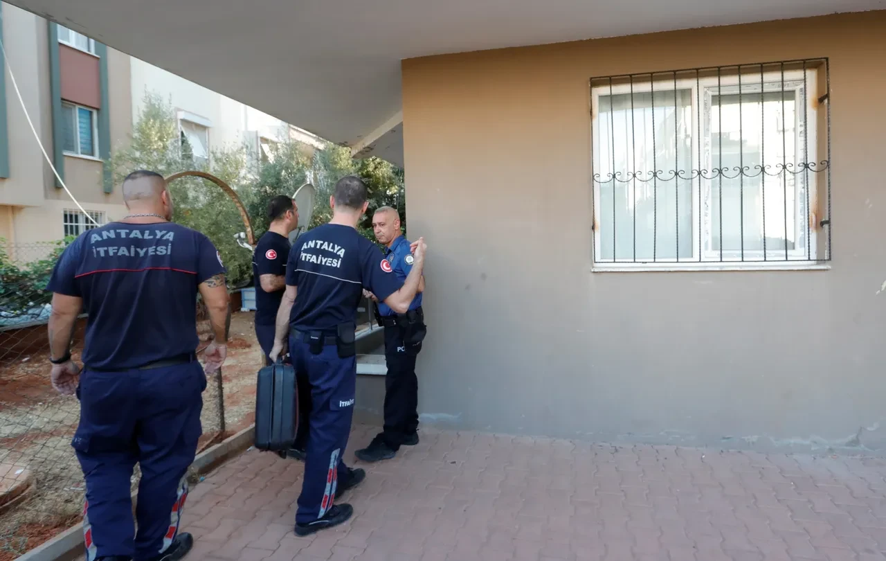 'Apartmana yeni taşınan' yaşlı çift alarmı! Komşular ihbar etti: Ekipler kapıyı kırarak girdi