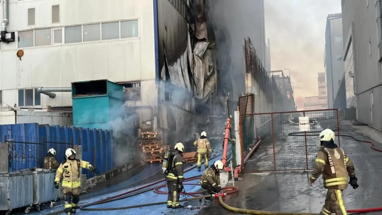  Arnavutköy’de fabrika yangını! 3 katı da alev ve dumanlar sardı 
