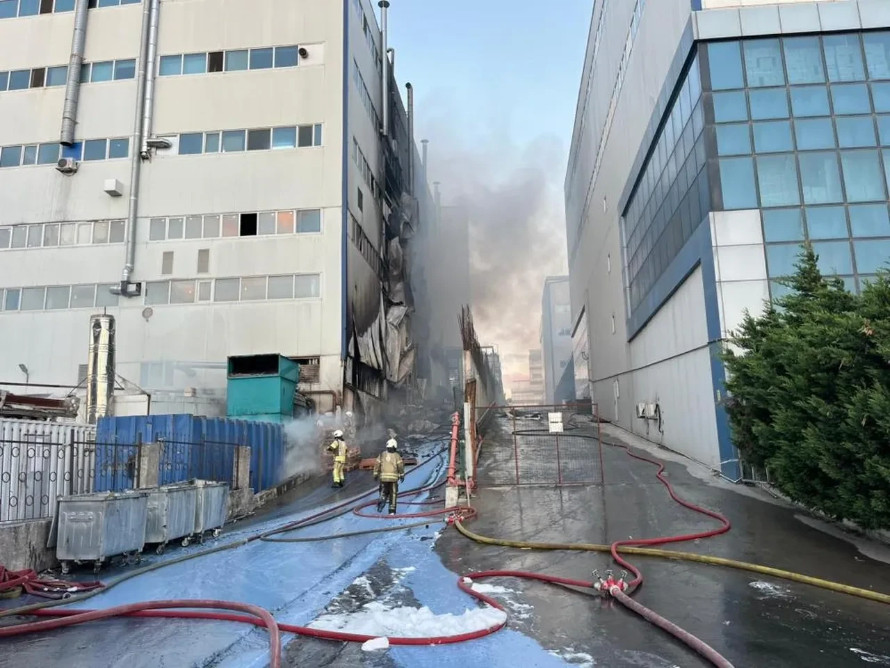  Arnavutköy’de fabrika yangını! 3 katı da alev ve dumanlar sardı 