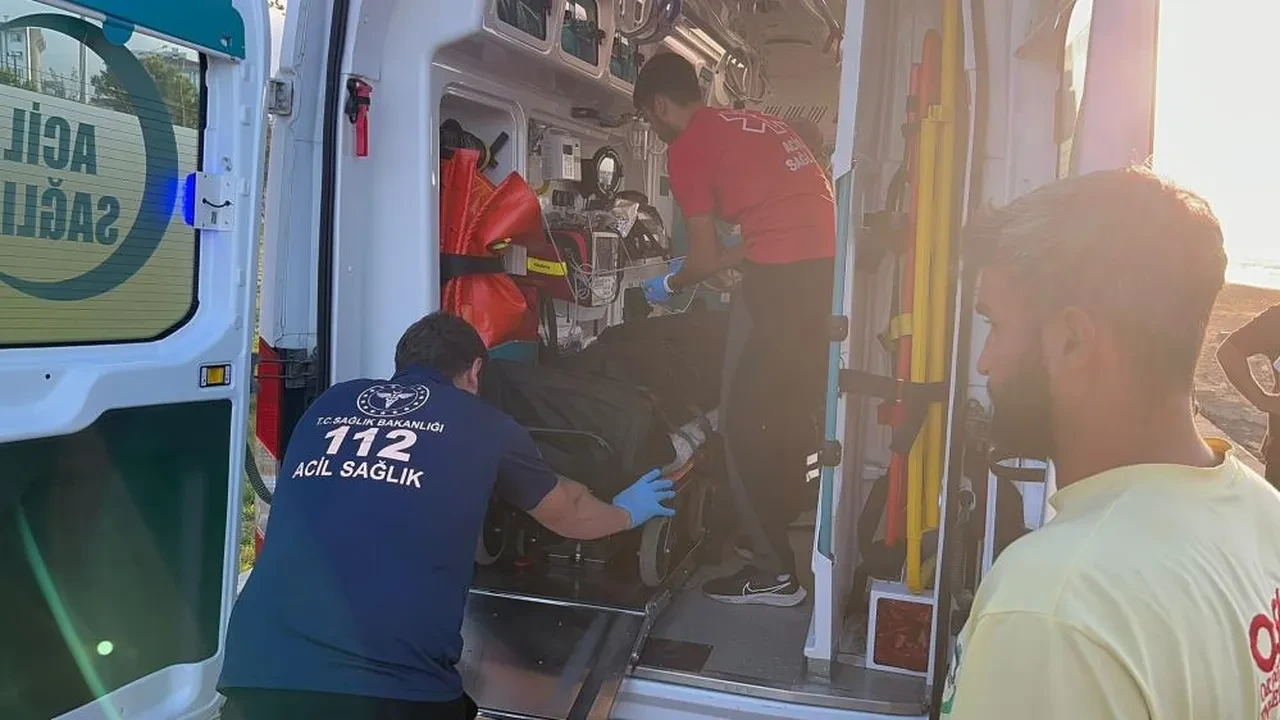 Çocuğu kurtarmak için denize atlayan baba ve öğretmen dalgalara kapıldı