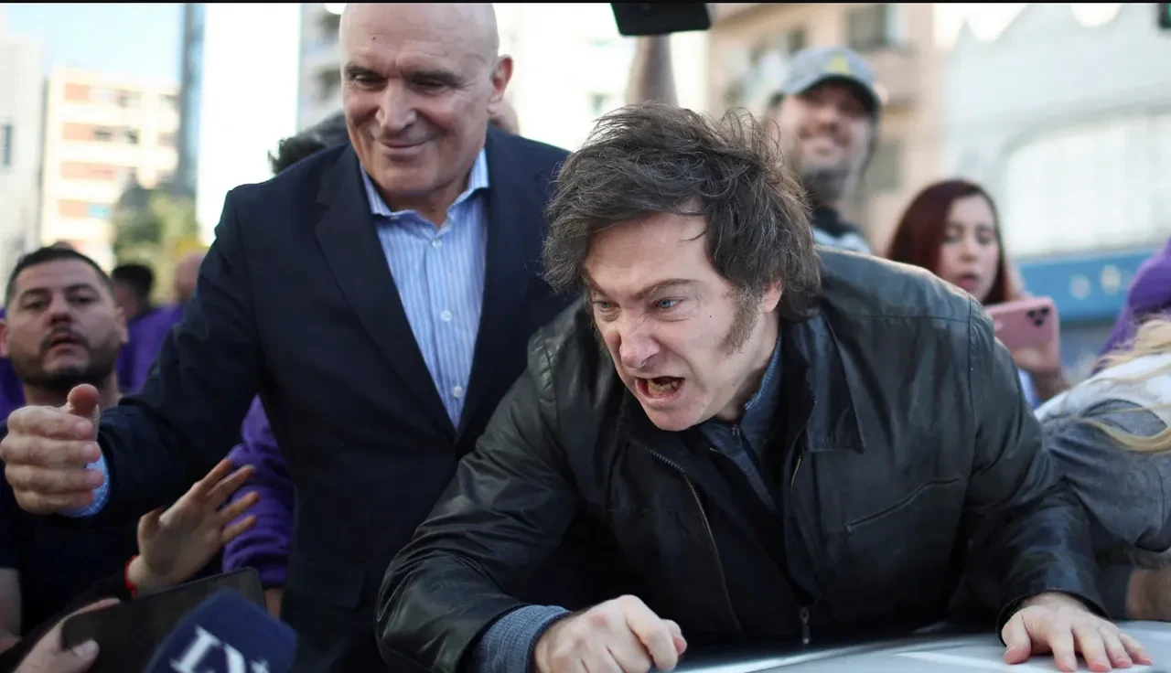 Devlet Başkanını taşladılar! Seçim öncesi kaos sürüyor