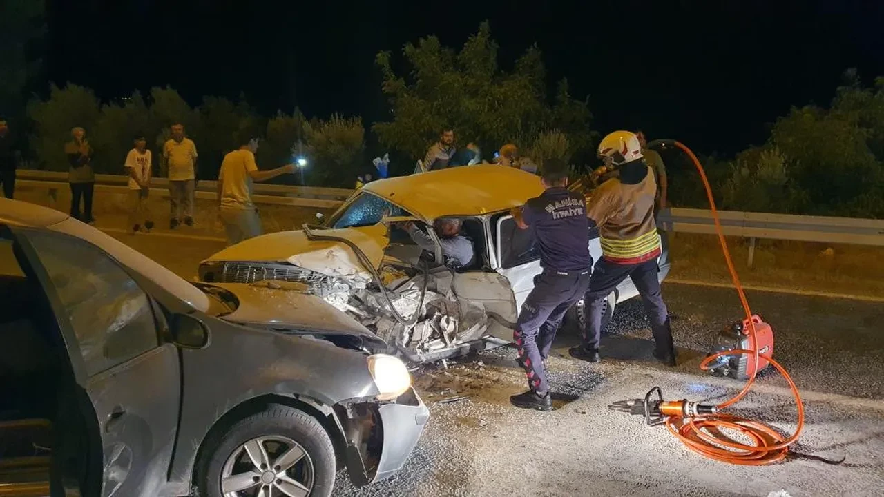 Manisa’da otoyolda can pazarı! Kafa kafaya çarpıştılar