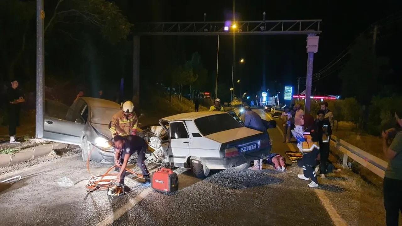 Manisa’da otoyolda can pazarı! Kafa kafaya çarpıştılar