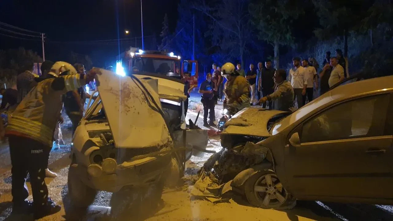 Manisa’da otoyolda can pazarı! Kafa kafaya çarpıştılar