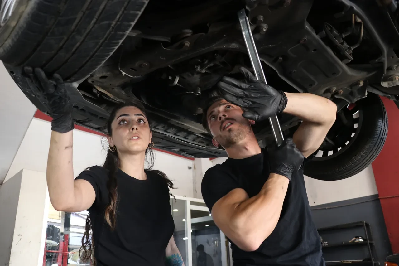 Önce eşi, sonra çırağı oldu! Eleman bulmakta sıkıntı çekti, eşini yanına alıp usta olarak yetiştirdi
